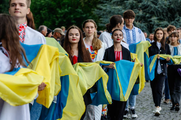 торжественное шествие со 100-метровым флагом в ужгороде. празднование дня независимости украины - ukrainian culture стоковые фото и изображения