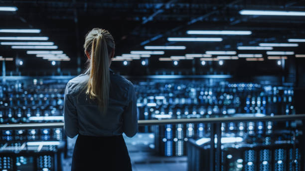 programmeur de centre de données utilisant un ordinateur portable, spécialiste informatique de maintenance. dans la ferme de serveurs de cloud computing administrateur système souriant travaillant sur la cybersécurité pour iaas, saas, paas. - data center computer programmer women photos et images de collection