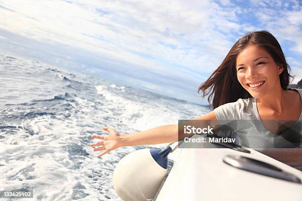 Boot Frau Stockfoto und mehr Bilder von Wind - Wind, Kreuzfahrt, Arme hoch