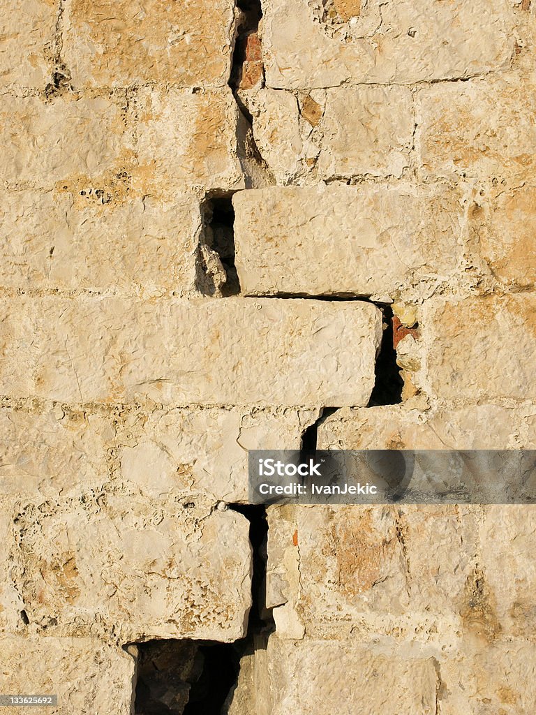 Un grande rottura in un muro. - Foto stock royalty-free di Ambientazione esterna