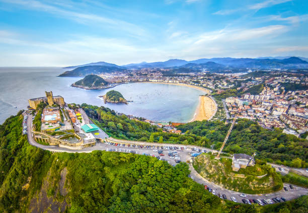 veduta aerea di san sebastian e del monte igueldo paesi baschi spagna europa - golfo di biscaglia foto e immagini stock