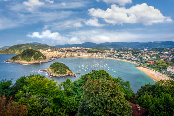 vue aérienne de saint-sébastien pays basque espagne europe - townscape land natural land state landscape photos et images de collection