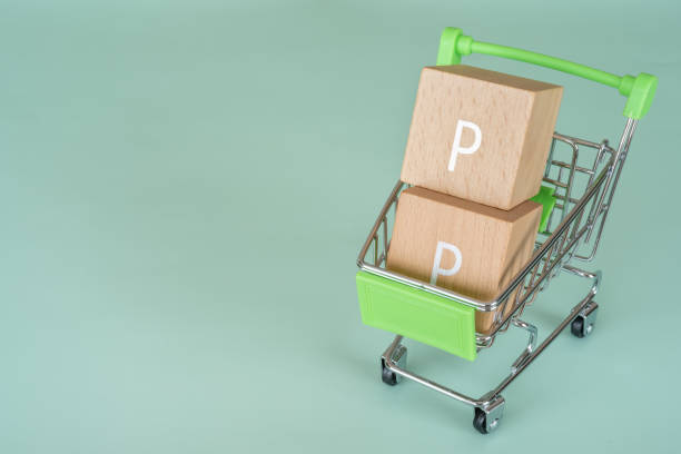 Collecting points by shopping; Two wooden blocks with "P" text and a shopping cart toy. Collecting points by shopping; Two wooden blocks with "P" text and a shopping cart toy. fidelity investments stock pictures, royalty-free photos & images