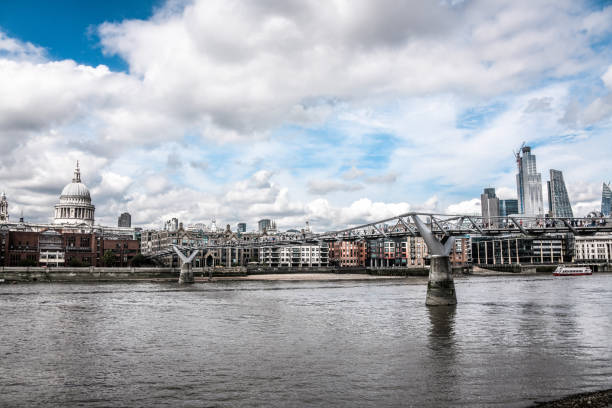 мост миллениум в лондоне, великобритания - blackfriars bridge стоковые фото и изображения