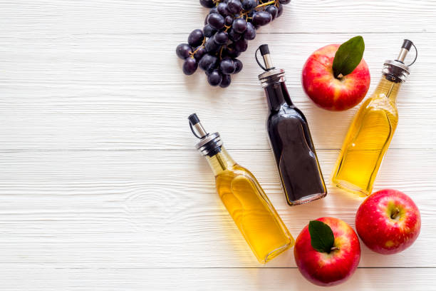 sidra de manzana y vinagre balsámico en botellas con uvas y manzanas rojas - balsamic vinegar bottle vinegar red wine fotografías e imágenes de stock