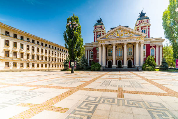 théâtre national ivan vazov à sofia, bulgarie et place en face (bulgare: народен театър иван вазов, софия, българия) - sofia photos et images de collection