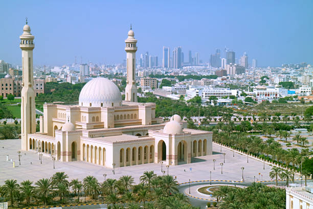 splendida vista aerea della grande moschea al fateh di manama, la capitale del bahrain - bahrain foto e immagini stock