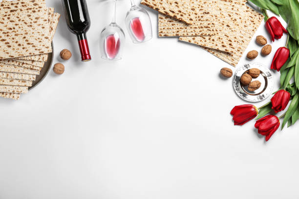 плоская композиция с мацой на белом фоне, пространство для текста. празднование песаха - passover matzo wine wine bottle стоковые фото и изображения