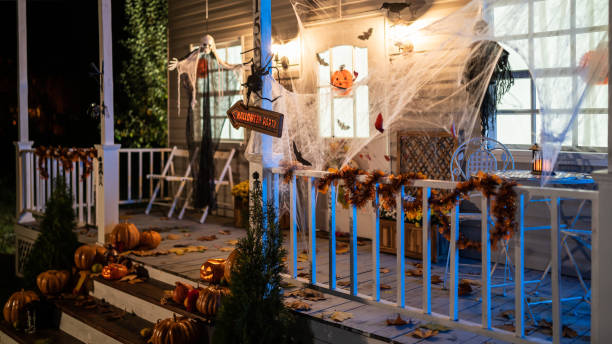 abóboras jack-o-lanterna de halloween em uma escada da varanda - holiday autumn season halloween - fotografias e filmes do acervo