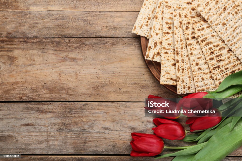 Sabrosos Matzos Y Flores Sobre Mesa De Madera Planas Con Espacio Para El Texto Pascua Seder Foto de stock y más banco de imágenes de Pascua Judía - iStock Sabrosos Matzos Y Flores Sobre Mesa De Madera Planas Con Espacio Para El Texto Pascua Seder Foto de stock y más banco de imágenes de Pascua Judía - iStock