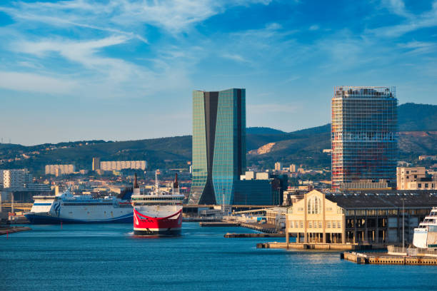 ferries barcos buques en el puerto de marsella, francia - marselle fotografías e imágenes de stock