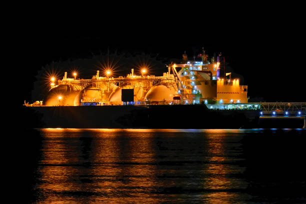 méthanier au port la nuit. transporteur de gaz au terminal gas - gaz naturel liquéfié photos et images de collection