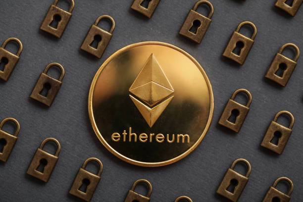 монета эфириум, навесной замок. безопасность ethereum. цифровая киберзащита, технология blockchain для кодирования онлайн-информации. - liliya стоковые фото и изображения