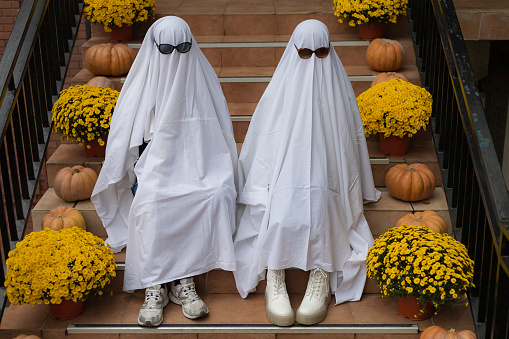 Popular among young people and teenagers, the trendy entertainment is to dress in white bedspreads or sheets symbolically depicting ghosts. Ghost Challenge
