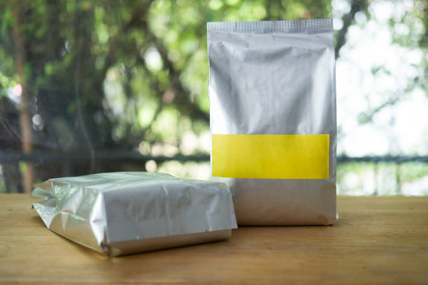 空の黄色のラベルが付いているコーヒー豆の白紙袋パッケージ - scented bag drink box ストックフォトと画像