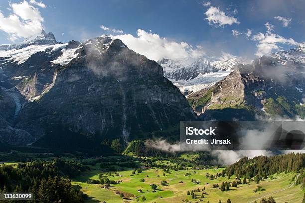 Monte Schreckhorn In Alpi Svizzera - Fotografie stock e altre immagini di Alpi - Alpi, Alpi Bernesi, Alpi svizzere