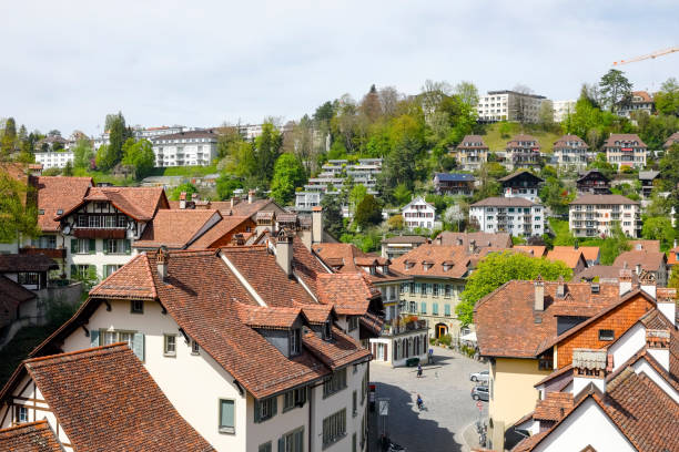 vivienda densa en la ciudad de berna - berne berne canton roof cityscape fotografías e imágenes de stock