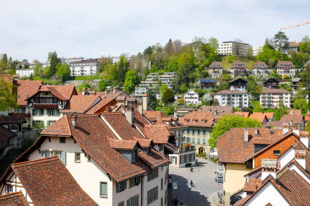 плотное жилье в городе берн - berne berne canton roof cityscape стоковые фото и изображения