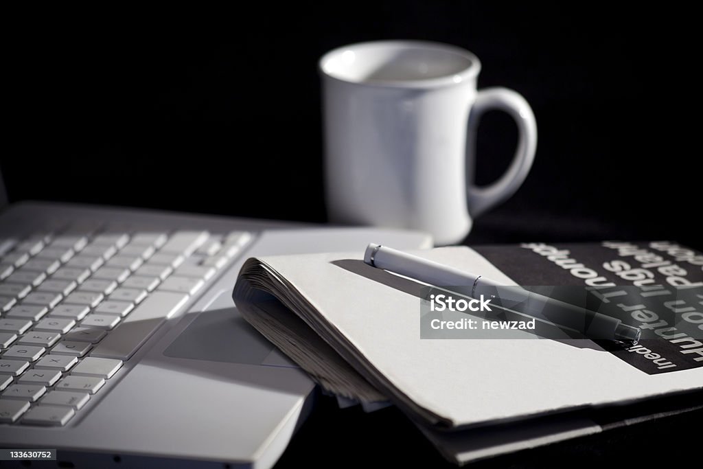 Computadora portátil con el periódico, bolígrafo y blanco taza - Foto de stock de Actividad de fin de semana libre de derechos