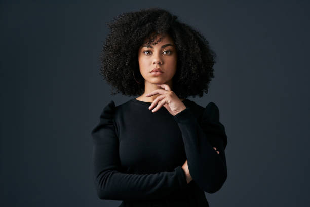 tiro de uma jovem empresária contra um fundo de estúdio - african ethnicity beauty curly hair confidence - fotografias e filmes do acervo
