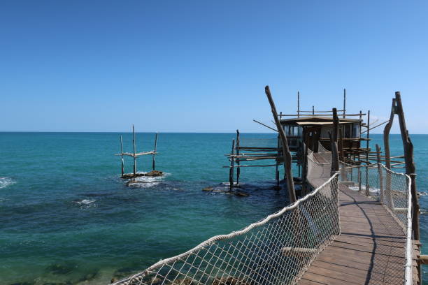 o velho trabocco mucchiola - trebuchet - fotografias e filmes do acervo