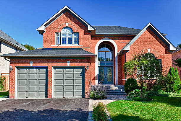 detached suburban home - bakstenen huis stockfoto's en -beelden