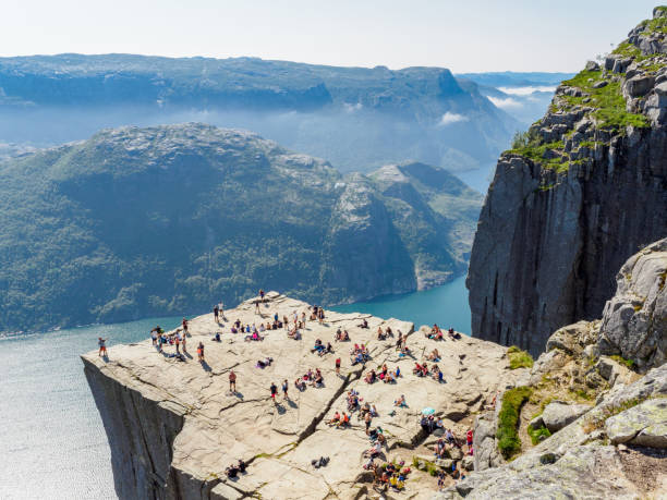 preikestolen, le fameux rocher de chaire d’en haut, norvège - vibrant color summer rock cliff photos et images de collection