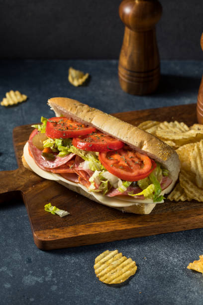 corte en frío casero italiano sub sandwich - sandwich submarine delicatessen salami fotografías e imágenes de stock