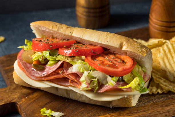 hausgemachtes cold cut italian sub sandwich - sandwich submarine sandwich ham bun stock-fotos und bilder