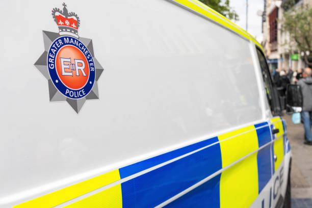 fourgon de police du grand manchester - british transport police photos et images de collection