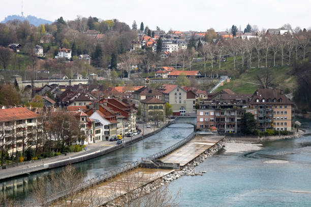 здания и зеленые зоны у реки - berne berne canton aare river switzerland стоковые фото и изображения