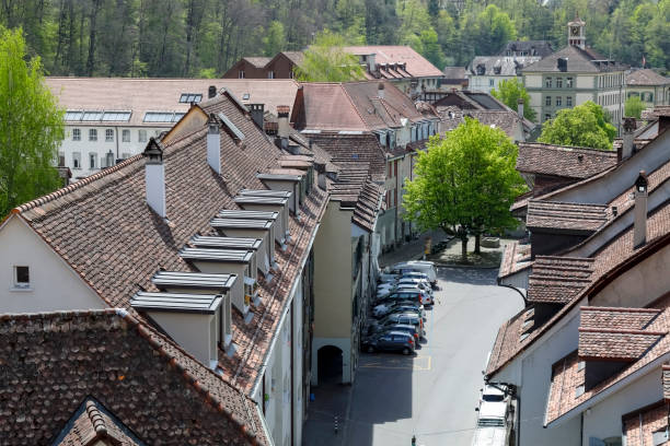 telhados cobertos com telhas de cerâmica - berne berne canton roof cityscape - fotografias e filmes do acervo