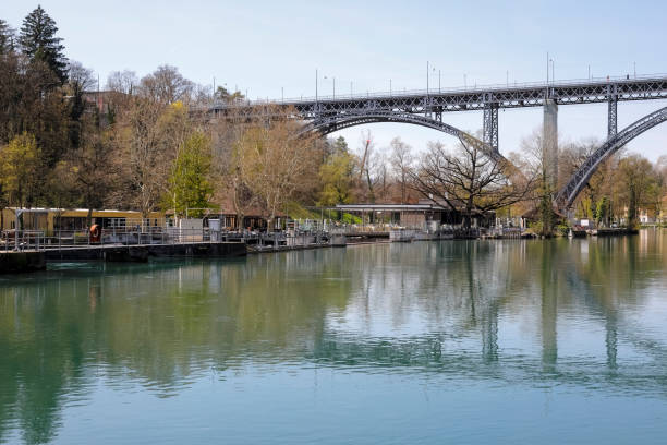 there is a steel bridge over the river aare - berne berne canton aare river switzerland imagens e fotografias de stock