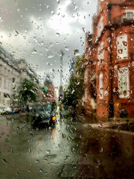 giornata piovosa a londra attraverso il finestrino dell'auto - london in the rain foto e immagini stock