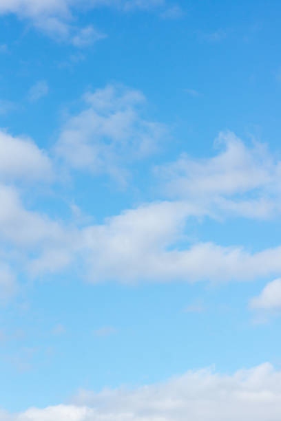 blauer himmel mit hellweißen wolken - air vertical outdoors nature stock-fotos und bilder