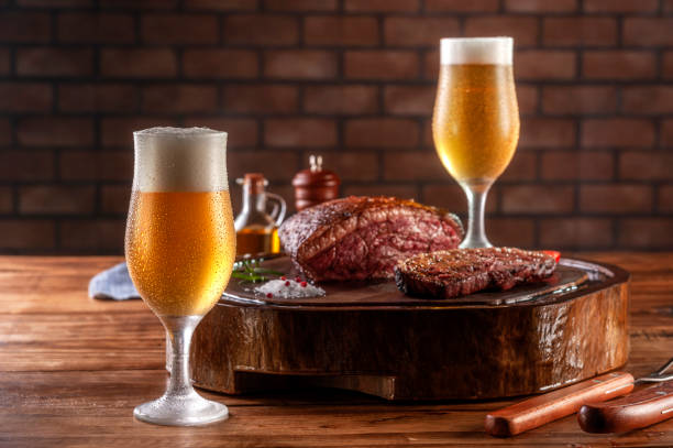 キャップランプステーキとビールのグリル(ブラジルピカンハ) - picanha beef meat rare ストックフォトと画像