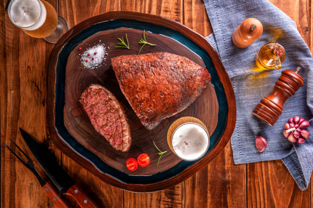 bistecca di groppa alla griglia e birra (picanha brasiliana) - picanha beef meat rare foto e immagini stock