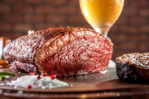 bife de alcatra grelhado e cerveja (picanha brasileira) - strip steak steak barbecue grill cooked - fotografias e filmes do acervo