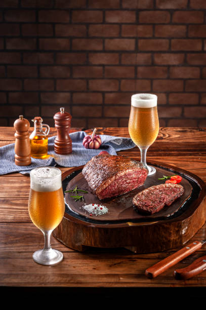 grillowany stek z zadu i piwo (brazylijska picanha) - strip steak steak barbecue grill cooked zdjęcia i obrazy z banku zdjęć