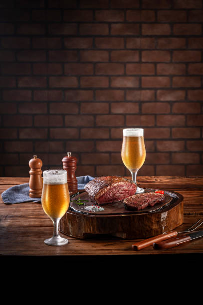 キャップランプステーキとビールのグリル(ブラジルピカンハ) - picanha beef meat rare ストックフォトと画像
