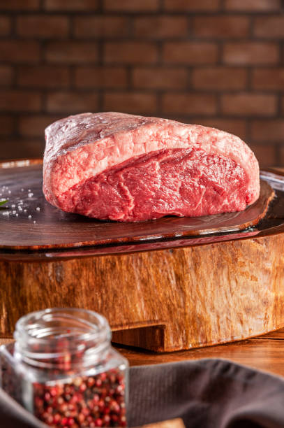 groppa di berretto grezzo (picanha brasiliana) - strip steak steak beef raw foto e immagini stock