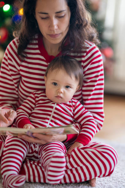 istock Bedtime stories on Christmas Eve 1336357405