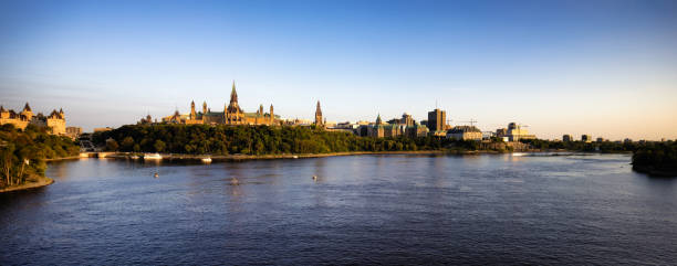 ottawa canadian parliament hill em reforma e rio ottawa ao pôr do sol - canadian culture ottawa election river - fotografias e filmes do acervo