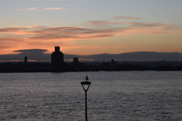 tramonto sul fiume mersey - river mersey foto e immagini stock