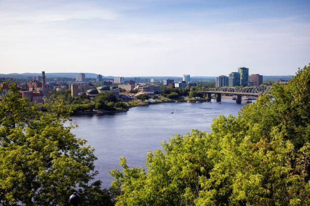 ampla vista do rio ottawa através de árvores olhando para gatineau - canadian culture ottawa election river - fotografias e filmes do acervo