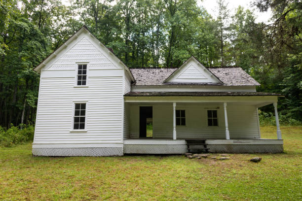 istock Abandoned House in the Appalachian Mountains 1336375940