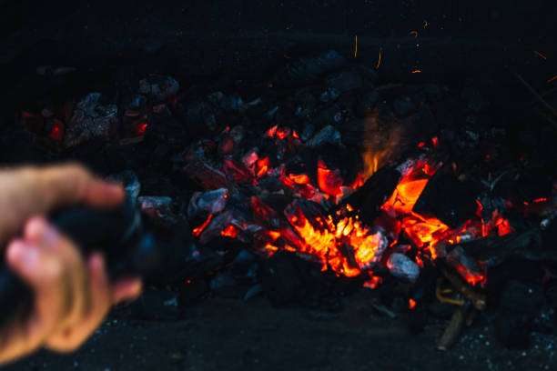 manguera preparada para extinguir el fuego y las brasas de una barbacoa en un día soleado con fuerte viento concepto de precaución de fuego - stike fotografías e imágenes de stock