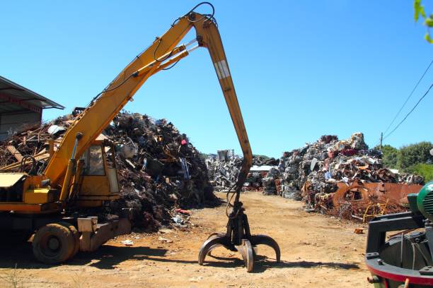 sucata sucata sucata de ferro - recycling center junkyard car scrap metal - fotografias e filmes do acervo