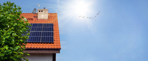techo de panel solar - concepto de ahorro de energía verde. espacio de copia. - solar collector fotos fotografías e imágenes de stock