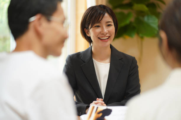 hochzeitsplaner, der den hochzeitsplan leitet - japanisch sprache stock-fotos und bilder